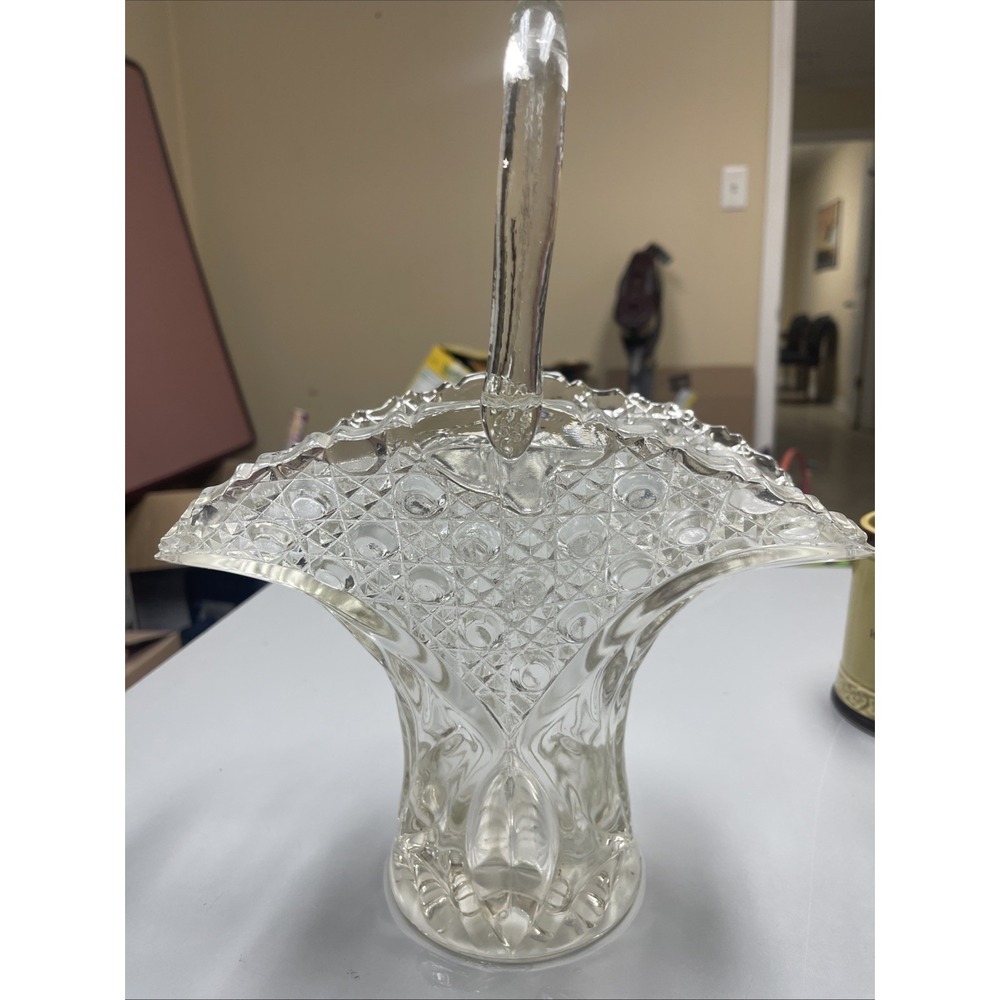 L.E SMITH, DECORATIVE CUT GLASS "DAISY, BUTTON" Brides FLOWER BASKET Vintage
